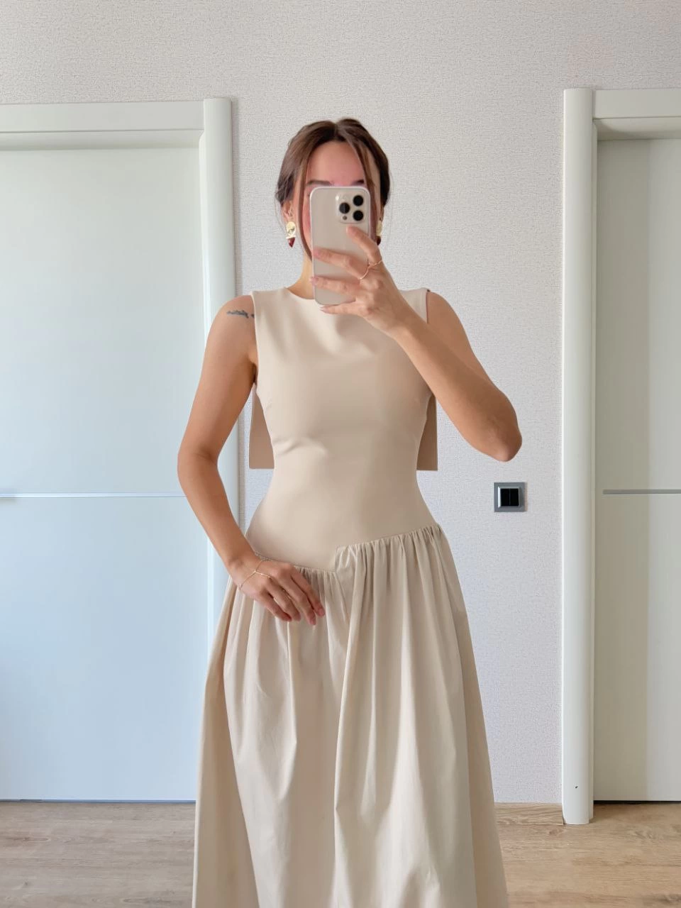 Venlora Krep Arkası Kanat Arka Ön Pens Detaylı Uzun Kadın Elbise - Bej