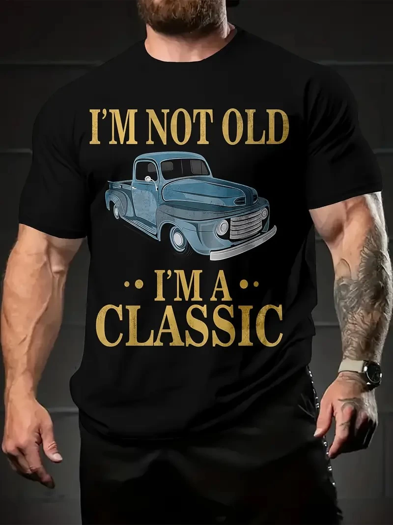 Erkek Vintage Araba Grafik T-Shirt - "Ben Yaşlı Değilim Ben Bir Klasiğim" Esprili Baskı Nefes Alabilir Kumaş, Günlük Yaz ve Yıl Boyu Giyim için Oversize Kısa Kollu Tişört - Siyah