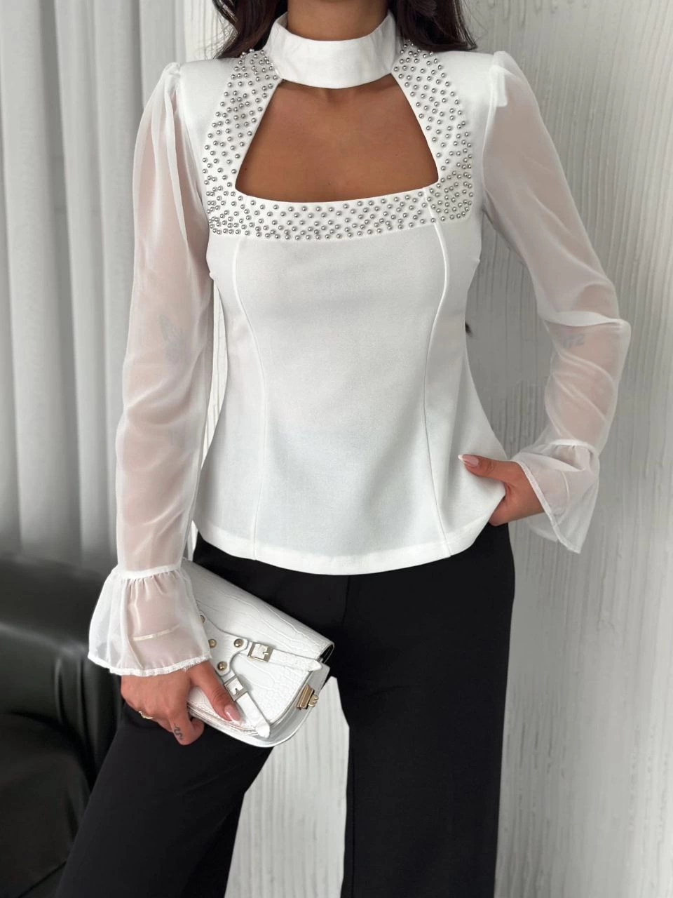 Venlora Penye Uzun Kollu Kadın Kolları Şifon Göğüste İnci Boncuk detaylı Bluz - Beyaz