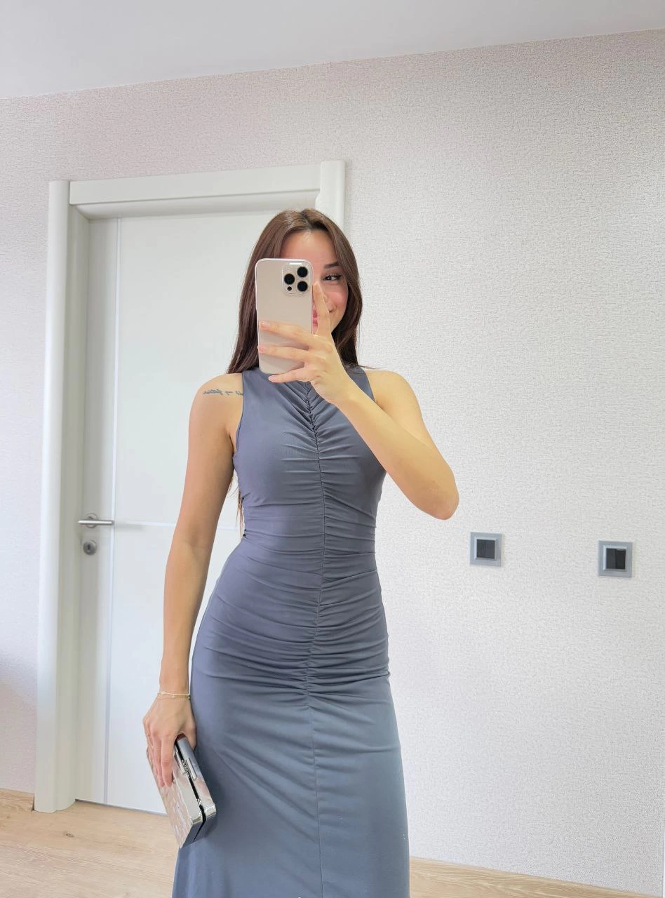 Venlora Bürümcük Kumaşlı İçi Astarlı Üzgülü Kolsuz Büzgülü Uzun Elbise - Füme