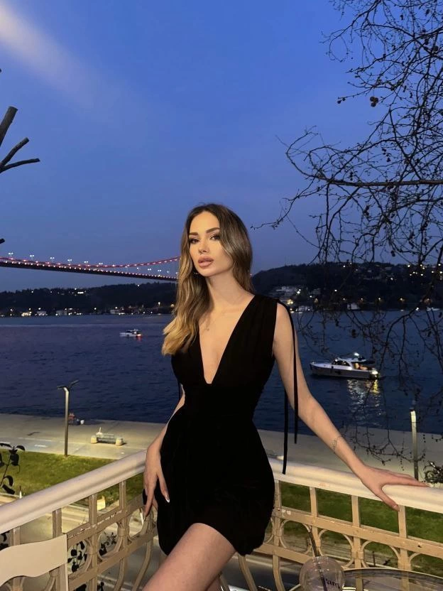 Venlora Omuzu ip Askılı Şortlu Elbise - Siyah