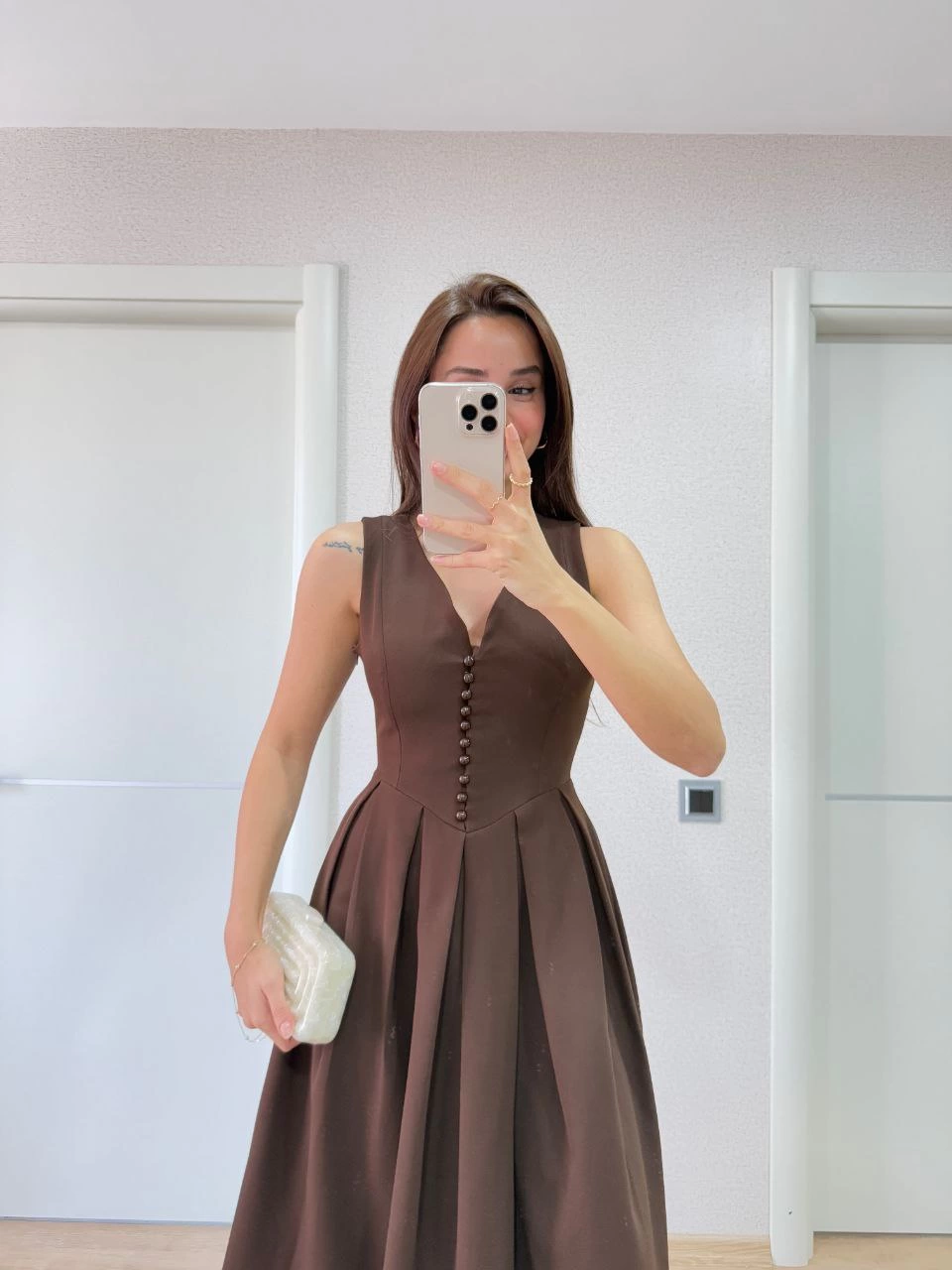 Venlora V yaka Krep Arka Ön Pens Detaylı Uzun Kolsuz Elbise- Kahverengi