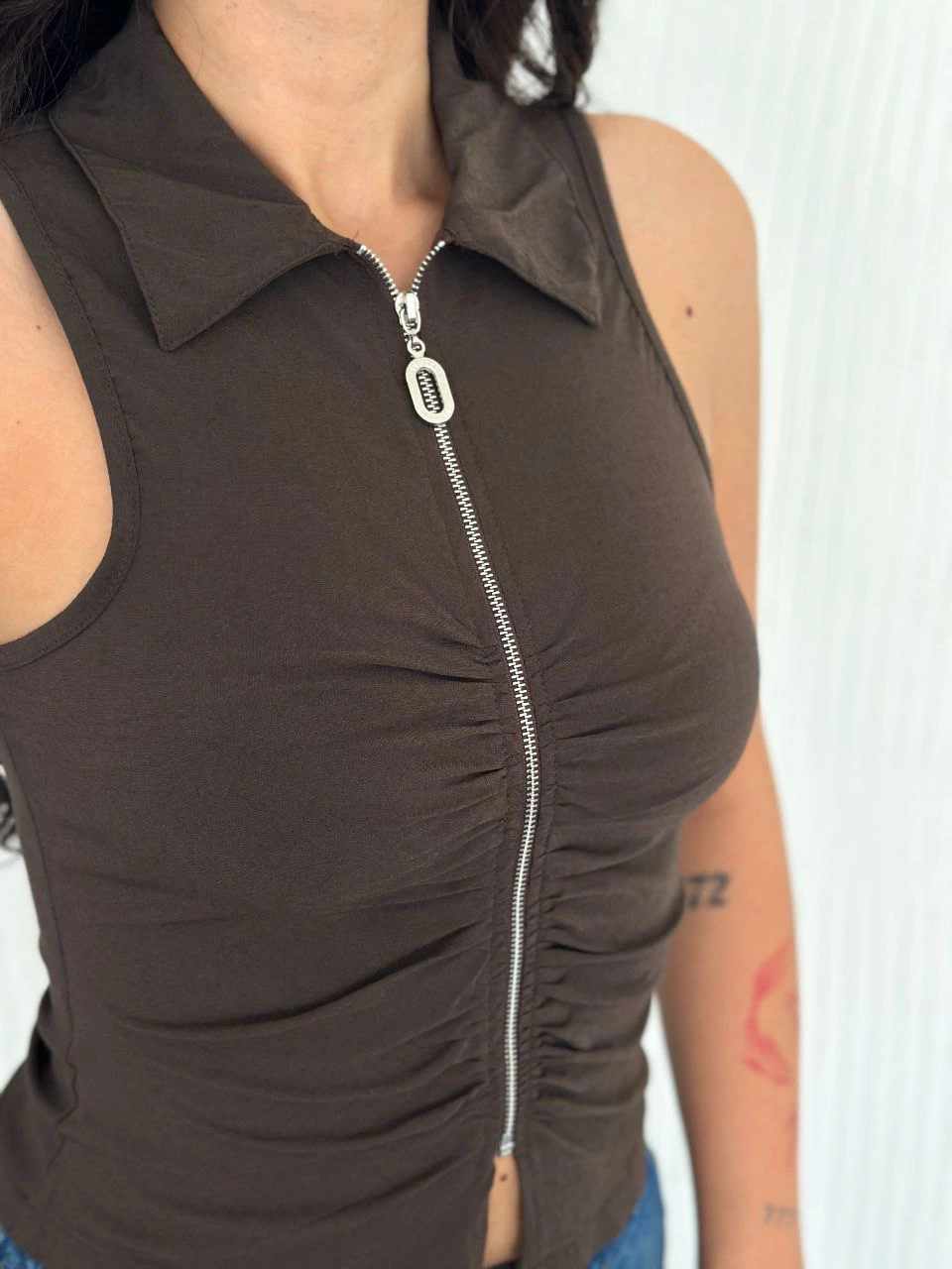 Venlora Yakalı Tam Fermuarlı Kolsuz Bluz - Kahverengi